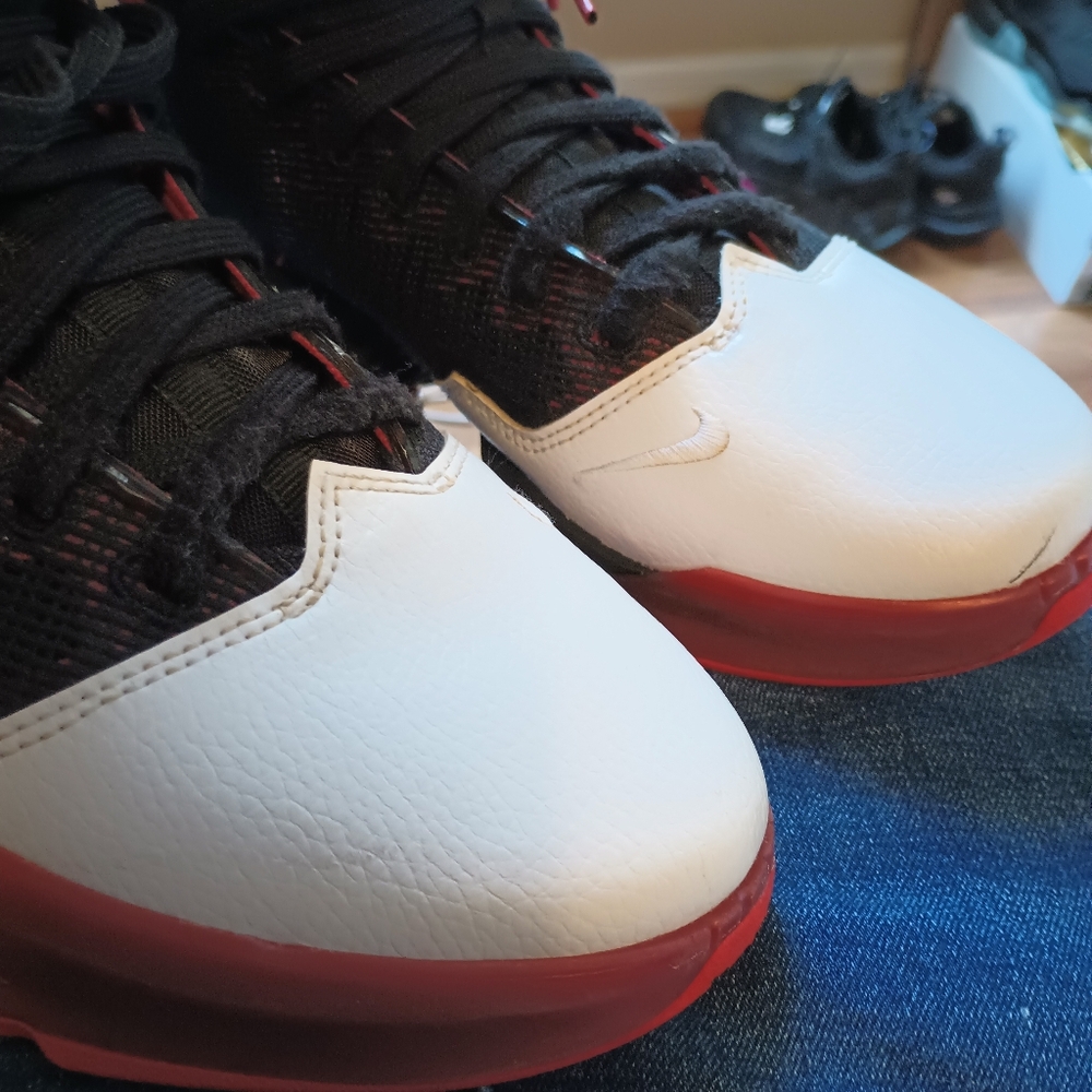 🔥Super Fire Hot LeBron 19 Low Classic Basketball Shoe 9.5 - Picture 2 of 8